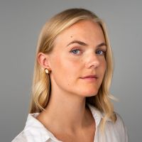 Øredobber. Nora Gulbrandsen, rubyrød og hvit emalje og forgylt sølv